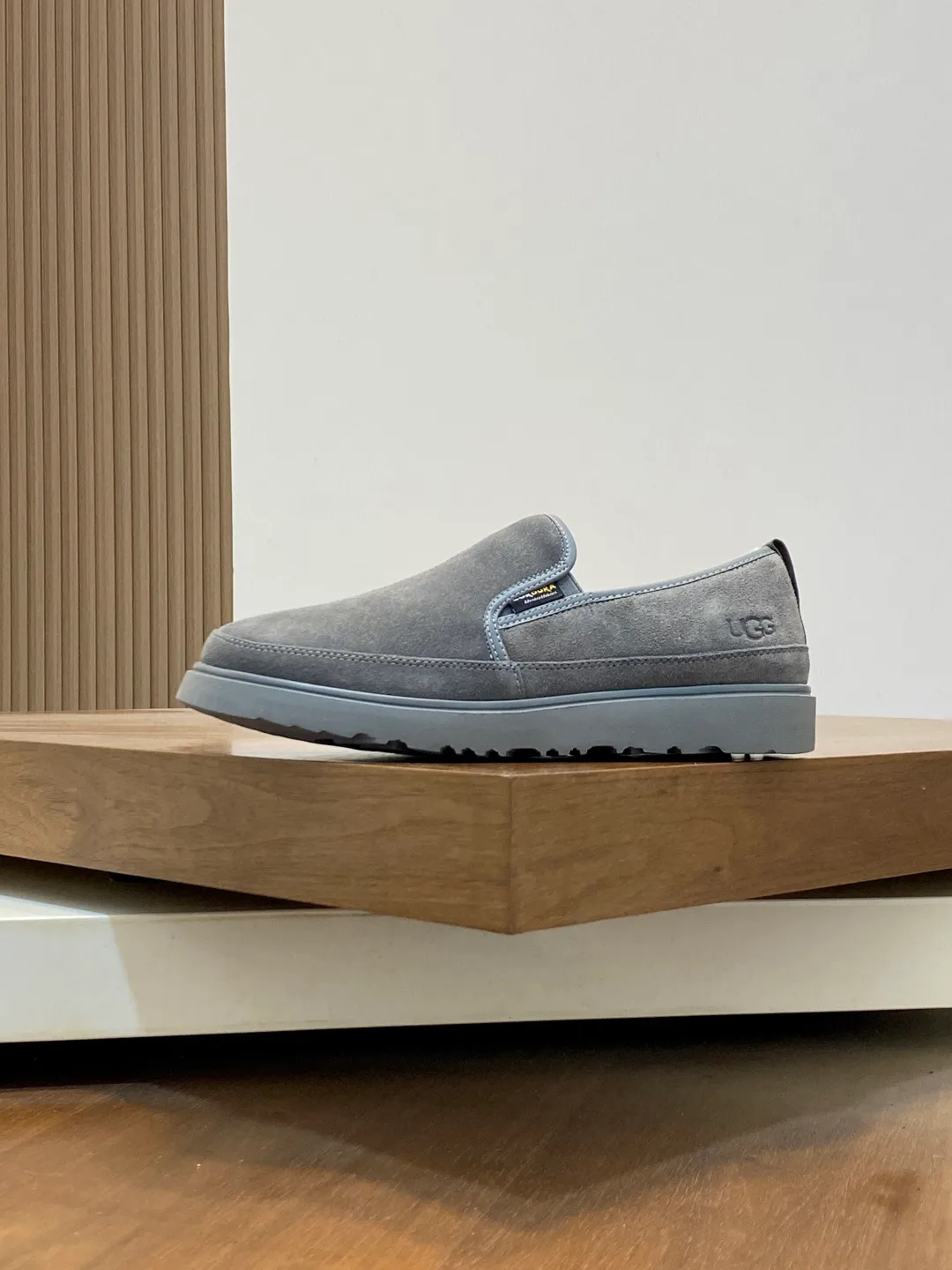 Men's shoes 💰580 New UGG fur-integrated men's simple and fashionable snow shoes. The most worth buying at the end of this year are warm casual shoes. Whether you are out and about at home, their comfortable and warm performance will be your most suitable fashion companion! The material is cowhide upper and imported wool is used inside. Two layers of cowhide for warmth and comfort! The eva+ rubber patch outsole is cushioned, non-slip and wear-resistant, and has good elasticity. It is light and wear-resistant, comfortable and soft, and the new simple cut is more fashionable. It has both practicality and fashion sense, so you no longer have to worry about how to match it in winter, while still maintaining your fashionable taste. High-quality genuine wool produced in Dongguan. The material depends on the details! Size: 39-40-41-42-43-44-45 sneaker size